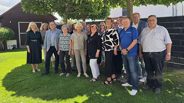 Der neue Vorstand des VdK-Kreisverbandes Forchheim beim Kreisverbandstag in Gosberg. Als G&auml;ste sind Bezirksgesch&auml;ftsf&uuml;hrerin Andrea St&uuml;hler-Holzheimer (l.) und (im Hintergrund) Kreisgesch&auml;ftsf&uuml;hrer G&uuml;nther Edl zu sehen. Die &uuml;brigen Personen sind (v. l.) Hedwig Hack, Anton Hammer, Maria M&uuml;ller, Bernd Sommer, Anna R&ouml;hrer, Heidi Proksch, Klemens Bauernschmitt, Heike Kowalzik, Sonja Erlwein, Angela Singer, Annegret Herrmann, Hans-J&uuml;rgen Klement, Werner L&ouml;blein, Georg Lang und Werner Wo