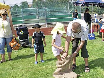 Sackhüpfen war nur eine der zahlreichen Spielmöglichkeiten beim Familiensommerfest.  Fotos: Renate Neubecker