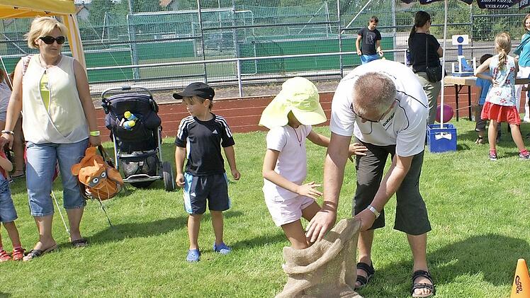 Sackhüpfen war nur eine der zahlreichen Spielmöglichkeiten beim Familiensommerfest.  Fotos: Renate Neubecker