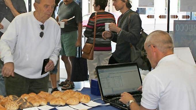 Großer Andrang: Viele Coburger nutzen die Gelegenheit und kosteten von den Backwaren.  Foto: Christiane Lehmann