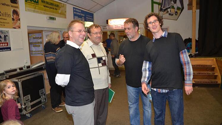 Einige der Protagonisten des Familiennachmittags und der Ökumene Stockheim in der Diskussion. Von links, vorne, David Reinhold, Pfarrer Michael Foltin, Oliver Kraus, Matthias Beck und im Hintergrund (links) Pater Waldemar Brysch.