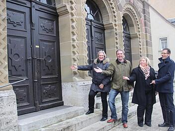 Da geht's rein: Die Vorsitzende des Fördervereins St.Hedwig-Schule, Astrid Glos, Rotary-Präsident Markus Hipskind sowie die beiden Schulleiter Heike Schneller-Schneider und Dr. Klaus Aschrich laden am 19. Januar in die Alte Synagoge ein.