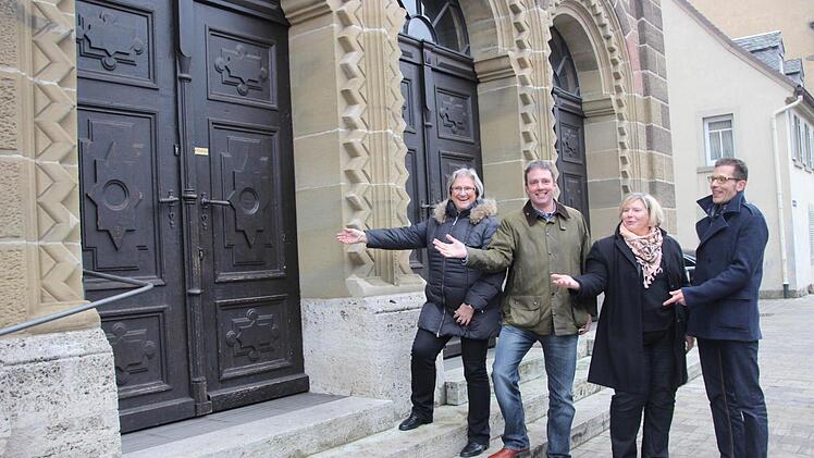 Da geht's rein: Die Vorsitzende des Fördervereins St.Hedwig-Schule, Astrid Glos, Rotary-Präsident Markus Hipskind sowie die beiden Schulleiter Heike Schneller-Schneider und Dr. Klaus Aschrich laden am 19. Januar in die Alte Synagoge ein.