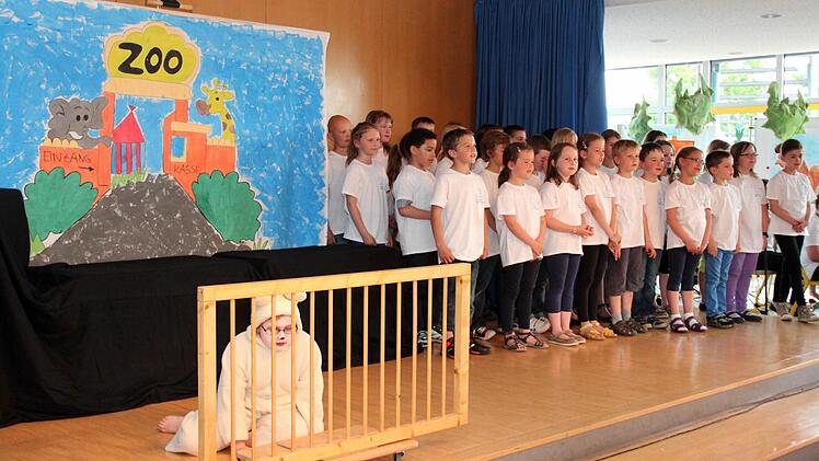 Weil dem kleinen Eisbär der Trubel zu groß ist, flüchtet er aus dem Zoo. Foto: Johanna Blum