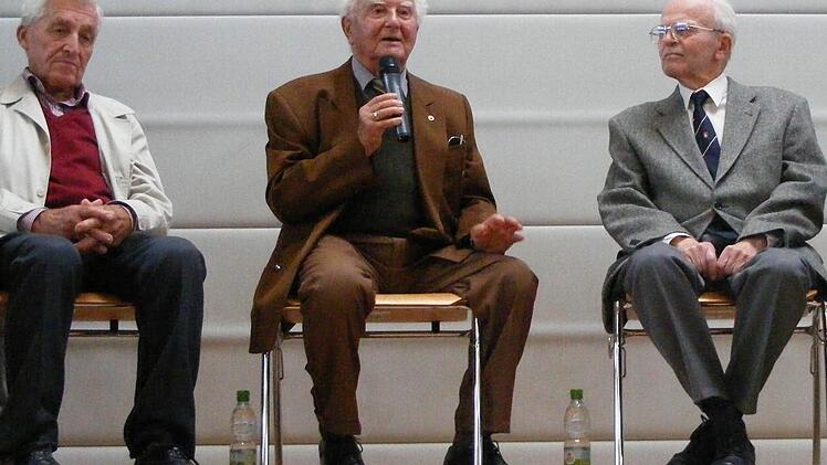 Die drei Zeitzeugen (von links) Bernhard Lindner, Kurt Sternitzke und Rolf Klevesahl standen Rede und Antwort. Foto: Mona Lisa Eigenfeld