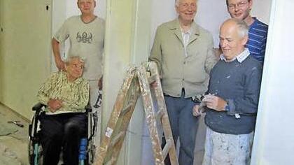 Die Bewohner von St. Elisabeth und die Bauarbeiter sind sich in den letzten Jahren immer wieder begegnet. Wer früher mal auf dem Bau tätig war, hatte auch gerne mal einen Tipp parat. Foto: Petra Dlugosch (Archiv)