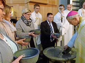 Mit einem Wasserritual erinnerte Erzbischof Ludwig Schick die 24 Männer und Frauen an die Taufe. Foto: Marion Krüger-Hundrup