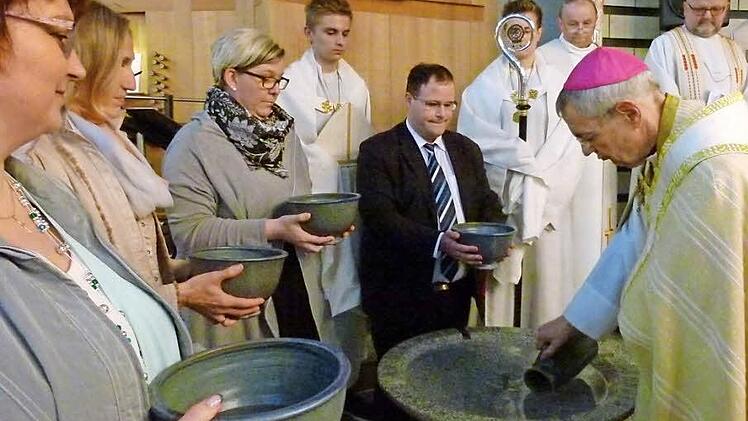 Mit einem Wasserritual erinnerte Erzbischof Ludwig Schick die 24 Männer und Frauen an die Taufe. Foto: Marion Krüger-Hundrup