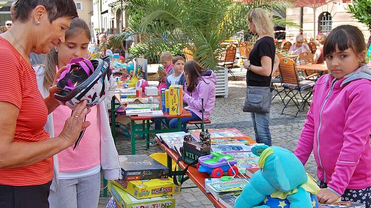 Anita (12, links) und ihre Schwester Lisa (9) aus der Kernstadt beim Verkauf eines Fahrradhelms. Foto: Sigismund von Dobschütz