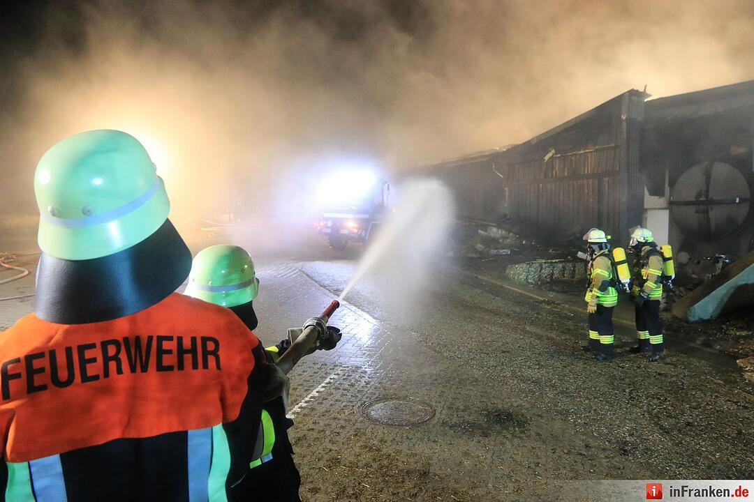 Grossbrand einer Hackschnitzelanlage - Flammen schlagen meterhoch in den Nachthimmel