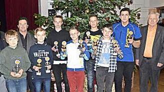 Die Jugend-Sieger im Trial, Moto Cross und Enduro. Mit im Bild (hinten von links) Hilmar Pudler, Vorsitzender Michael Scholz, von rechts Bürgermeister Wolfgang Beiergrößlein und Alfred Thomaka (Vorstandsmitglied ADAC Nordbayern)  Fotos: eh