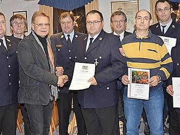 Ehrungen bei der FF Reitsch (v. l.): KBM und Kreisjugendfeuerwehrwart Dirk Raupach, Berthold Schmidt (1. Vorsitzender), Landratstellvertreter Wolfgang Beiergrößlein, KBM Klaus Dressel, Gerhard Förtsch, Bürgermeister Rainer Detsch, Roland Kornetzky, Holger Kaim, Heiko Wilczek. Foto: eh