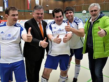 "Wir waren halt heute gut drauf!": Das Team vom Lebenswerk Kulmbach (hier mit Landrat Klaus Peter Söllner, 2. v. links, und Ex-Profi Dittwar, rechts) holte den dritten Platz beim Samocca-Cup.  Foto: Werner Reißaus