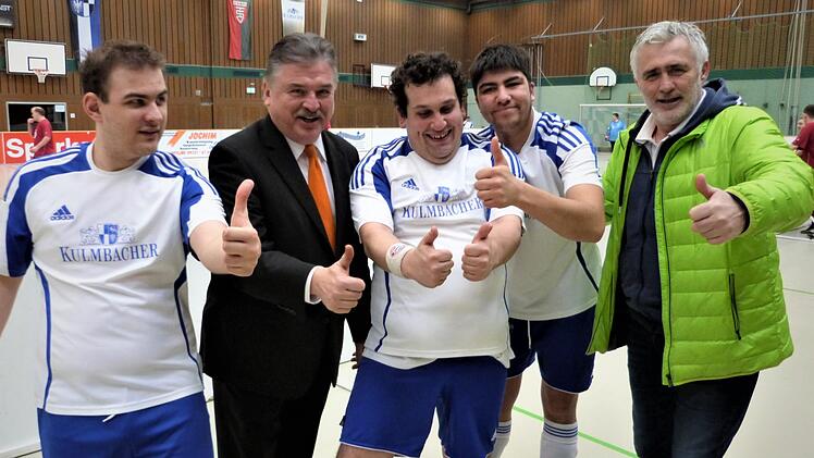 "Wir waren halt heute gut drauf!": Das Team vom Lebenswerk Kulmbach (hier mit Landrat Klaus Peter Söllner, 2. v. links, und Ex-Profi Dittwar, rechts) holte den dritten Platz beim Samocca-Cup.  Foto: Werner Reißaus