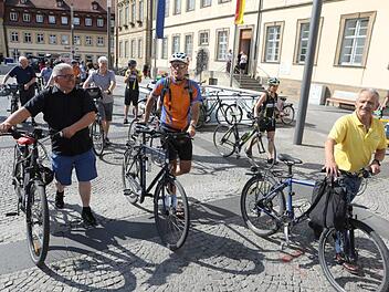 Wolfgang Metzner (links) ging gemeinsam mit Mitgliedern des ADFC und Bamberger B&uuml;rgern als gutes Beispiel voran.  Foto: Barbara Herbst