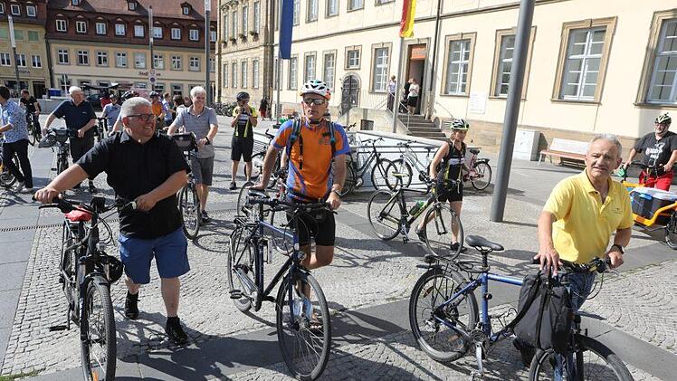 Wolfgang Metzner (links) ging gemeinsam mit Mitgliedern des ADFC und Bamberger B&uuml;rgern als gutes Beispiel voran.  Foto: Barbara Herbst