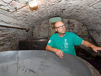 Werner Heyn erklärt uns, wie das Bierbrauen in dem uralten Gemäuer des Kommunbrauhauses bis auf den heutigen Tag funktioniert. Matthias Hoch
