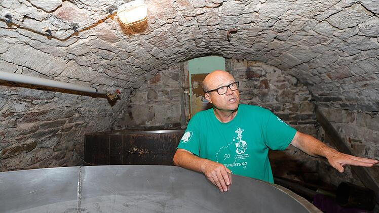 Werner Heyn erklärt uns, wie das Bierbrauen in dem uralten Gemäuer des Kommunbrauhauses bis auf den heutigen Tag funktioniert. Matthias Hoch