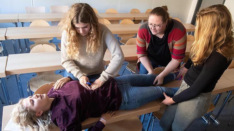 An der Uniklinik Tübingen wird Hebammenwissenschaft bereits als Studienfach angeboten. Das Foto zeigt Studentinnen mit ihrer Dozentin bei einer Übung zum Pulsmessen. Welche Hochschulen in Bayern das Studium anbieten dürfen, soll noch im Sommer entschieden werden. Die Hochschule Coburg hat sich beworben - als einzige in Oberfranken. Foto: Marijan Murat/dpa