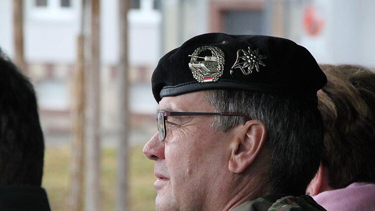 Übergabeappell in der Rhönkaserne: Oberstleutnant Kai Schulze löst Major Gordon Stütz als Kommandant des Truppenübungsplatzes Wildflecken ab. Foto: Ulrike Müller