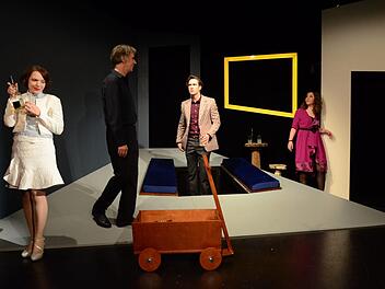 Die Schauspieler Anna Schindlbeck (von links), Ingo Pfeiffer, Lukas Redemann und Sandra Lava brillieren in dem Stück "Wer hat Angst vor Virginia Woolf? im Intimen Theater Maßbach. Foto: Sebastian Worch
