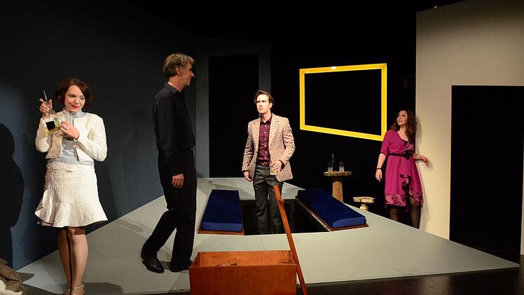Die Schauspieler Anna Schindlbeck (von links), Ingo Pfeiffer, Lukas Redemann und Sandra Lava brillieren in dem Stück "Wer hat Angst vor Virginia Woolf? im Intimen Theater Maßbach. Foto: Sebastian Worch