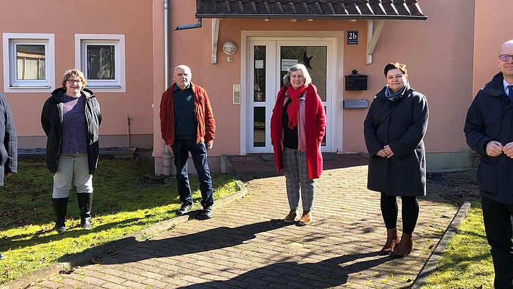 Pfarrer Gerd Greier (von links), Manuela Sauer,  Peter Kaidel (katholische Kirchenstiftung), Michaela Atzler (Verwalterin  Theresienspital- und Kirchenstiftung), Stefanie Kaufmann (Referat Schulen) und OB Dirk Vogel  wollen die Interimskita.