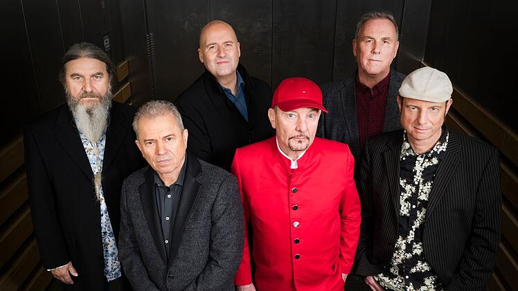 Günther Sigl (zweiter von links), Mitgründer, Sänger und Bassist der Spider Murphy Gang, ist weiterhin regelmäßig auf Tour mit seiner Band. Im Sommer und Herbst 2025 stehen auch wieder einige Termine an.