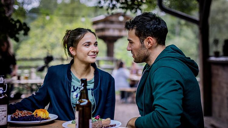 Wenn sich da mal nichts anbahnt: Ermittlerin Ela (Cosima Henman) und Polizist Oscar (Oskar Keymer) verstehen sich auff&auml;llig gut ...