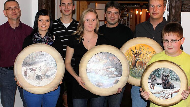 Die erfolgreichen Schützen des ATSV Nordhalben nahmen ihre Scheiben in Empfang (von links): Schützenmeister Harald Wunder, Marie-Therese Wunder (Ehrenscheibe), Daniel Ströhlein (Vereinsmeister), Tina Jaksch (Schützenkönigin), Wolfgang Frisch (Gewinner der Meisterserie), Markus Jaksch (Strohkönig) und Markus Kübrich (Jugendvereinsmeister).