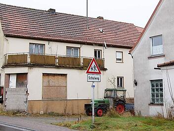 In dem Haus mit dem halb zugemauerten Eingang am Hassenbacher Dorfplatz befand sich früher der Kramer-Laden. In den 70er Jahren wurde er dicht gemacht und steht seit vielen Jahren leer. Für die Belebung solcher Häuser gibt es  nun finanzielle Unterstützung.  Foto: Günther Straub