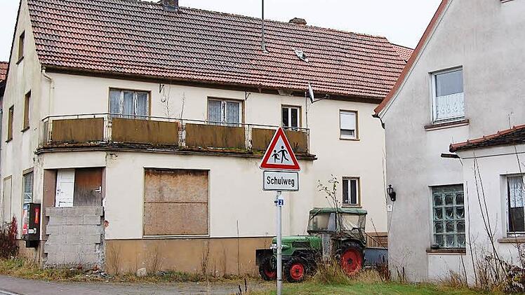 In dem Haus mit dem halb zugemauerten Eingang am Hassenbacher Dorfplatz befand sich früher der Kramer-Laden. In den 70er Jahren wurde er dicht gemacht und steht seit vielen Jahren leer. Für die Belebung solcher Häuser gibt es  nun finanzielle Unterstützung.  Foto: Günther Straub
