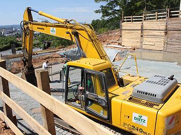 Die Mitarbeiter der Weismainer Baufirma Dietz haben das Gelände neben der Krankenpflegeschule (rechts) abgegraben und so weit vorbereitet, dass jetzt der neue Wasserhochbehälter beim Klinikum Kulmbach betoniert werden kann. Fotos: Stephan Tiroch