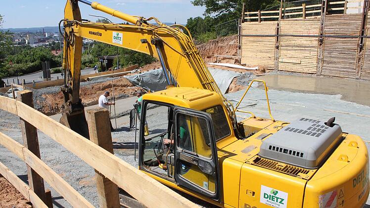 Die Mitarbeiter der Weismainer Baufirma Dietz haben das Gelände neben der Krankenpflegeschule (rechts) abgegraben und so weit vorbereitet, dass jetzt der neue Wasserhochbehälter beim Klinikum Kulmbach betoniert werden kann. Fotos: Stephan Tiroch