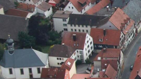 Hinter dem Fachwerkhaus am Marktplatz, das unter Denkmalschutz steht, erstreckt sich das 3303 Quadratmeter große Grundstück. Foto: Matthias Einwag