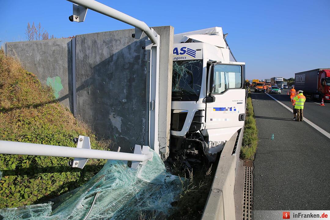 Lkw kracht auf A9 bei Bayreuth ungebremst gegen Lärmschutzwand