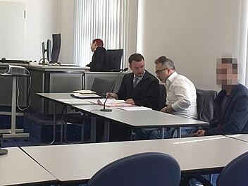 H. S. rechts neben dem Dolmetscher und seinem Verteidiger Rechtsanwalt Alexander Wessel  Foto: Gertrud Glössner-Möschk