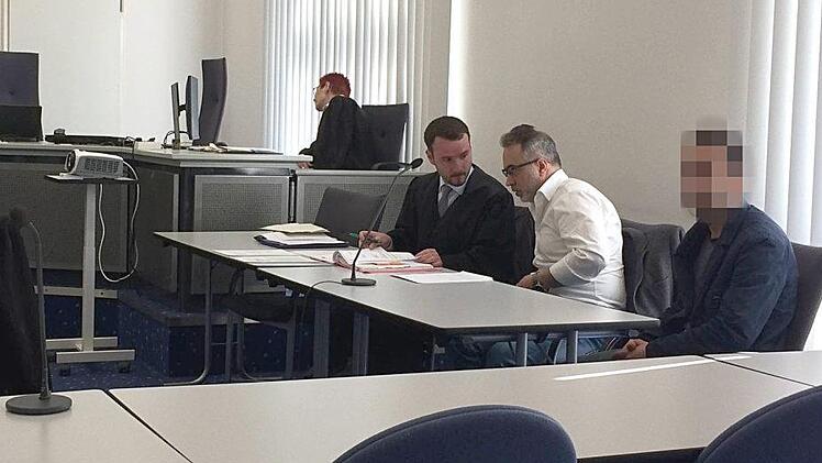 H. S. rechts neben dem Dolmetscher und seinem Verteidiger Rechtsanwalt Alexander Wessel  Foto: Gertrud Glössner-Möschk