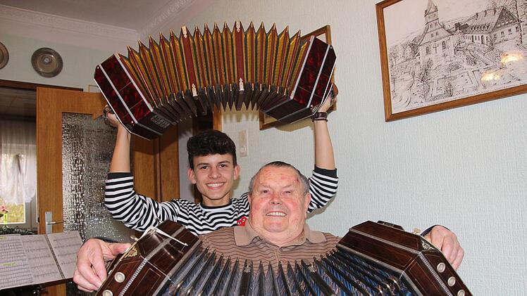 In Franken gibt es ein Instrument, das andernorts niemand kennt: die Konzertina. Aaron Jakob aus Bayreuth und sein Opa Günter Fröba aus dem Frankenwald ziehen und drücken, was das Zeug hält.