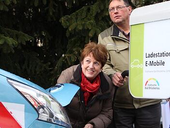 Bürgermeisterin Brigitte Meyerdierks und Arnold Brust von den Stadtwerken  Bad Brückenau demonstrieren die neue Ladesäule.  Foto: Ulrike Müller