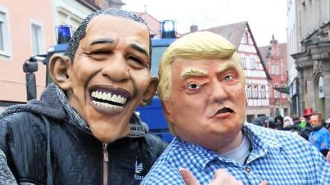 Ein seltenes Bild: Obama und Trump feiern gemeinsam.