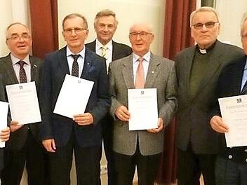 Die Geehrten (von links): Stanislaus Viktor, Zech Theo, Mattausch Martin, Heppner Erwin, Barlet Elmar, (es fehlt Meyer Richard); mit im Bild Vorsitzender Walter Steck und Präses Luitgar Göller  Foto: Dieter Hinz