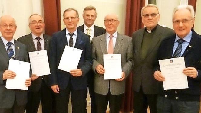 Die Geehrten (von links): Stanislaus Viktor, Zech Theo, Mattausch Martin, Heppner Erwin, Barlet Elmar, (es fehlt Meyer Richard); mit im Bild Vorsitzender Walter Steck und Präses Luitgar Göller  Foto: Dieter Hinz