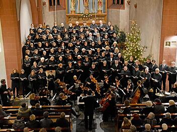 Rund 100 Sängerinnen und Sänger drängten sich im Chorraum beim Konzert in der Haßfurter Pfarrkirche. Ulrike Langer