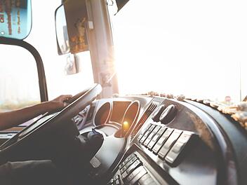 Auf der A9 hat ein Lkw-Fahrer massiv den Verkehr gefährdet. Symbolfoto: pexels.com