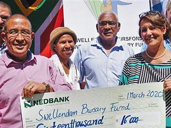 Eine Spende in Höhe von etwa 1000 Euro, umgerechnet 16 000 südafrikanische Rand, übergab Vereinsvorsitzende Gabi Zahn (rechts) im März an den Swellendam Bursary Fund zur Unterstützung besonders talentierter Schüler. Foto: Judy Rebstein