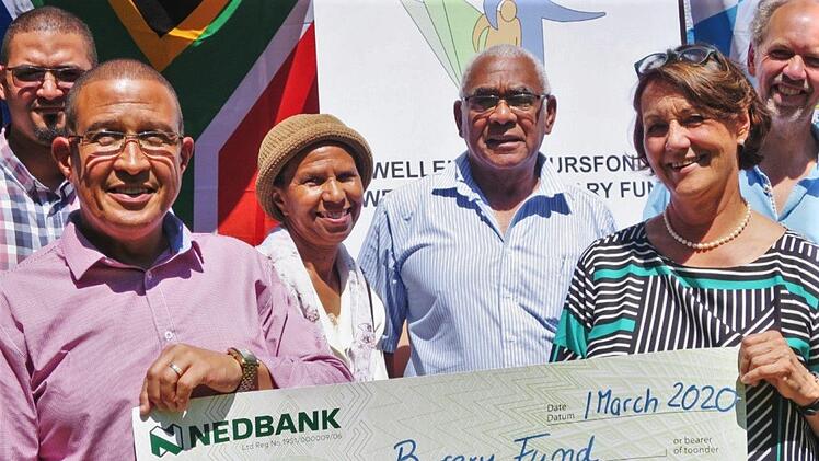 Eine Spende in Höhe von etwa 1000 Euro, umgerechnet 16 000 südafrikanische Rand, übergab Vereinsvorsitzende Gabi Zahn (rechts) im März an den Swellendam Bursary Fund zur Unterstützung besonders talentierter Schüler. Foto: Judy Rebstein