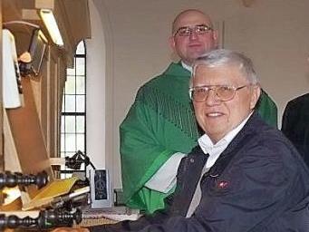 Hans Pittroff (vorne) wird die Jubiläumsmusikvesper musikalisch umrahmen. Er hatte auch die Premiere im Oktober 2010 an der Orgel ausgestaltet. Das Bild zeigt ihn mit Pfarrer Sven Raube. Heike Schülein/Archiv