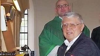 Hans Pittroff (vorne) wird die Jubiläumsmusikvesper musikalisch umrahmen. Er hatte auch die Premiere im Oktober 2010 an der Orgel ausgestaltet. Das Bild zeigt ihn mit Pfarrer Sven Raube. Heike Schülein/Archiv
