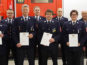 Das staatliche Feuerwehrehrenzeichen für aktiven Dienst erhielten Norbert Vetter, Christian Schulz, Rudolf Förtsch und Tina Vetter (3., 5., 7. und 9. von links). Christian Schulz wurde zudem zum Ehrenkommandanten ernannt.